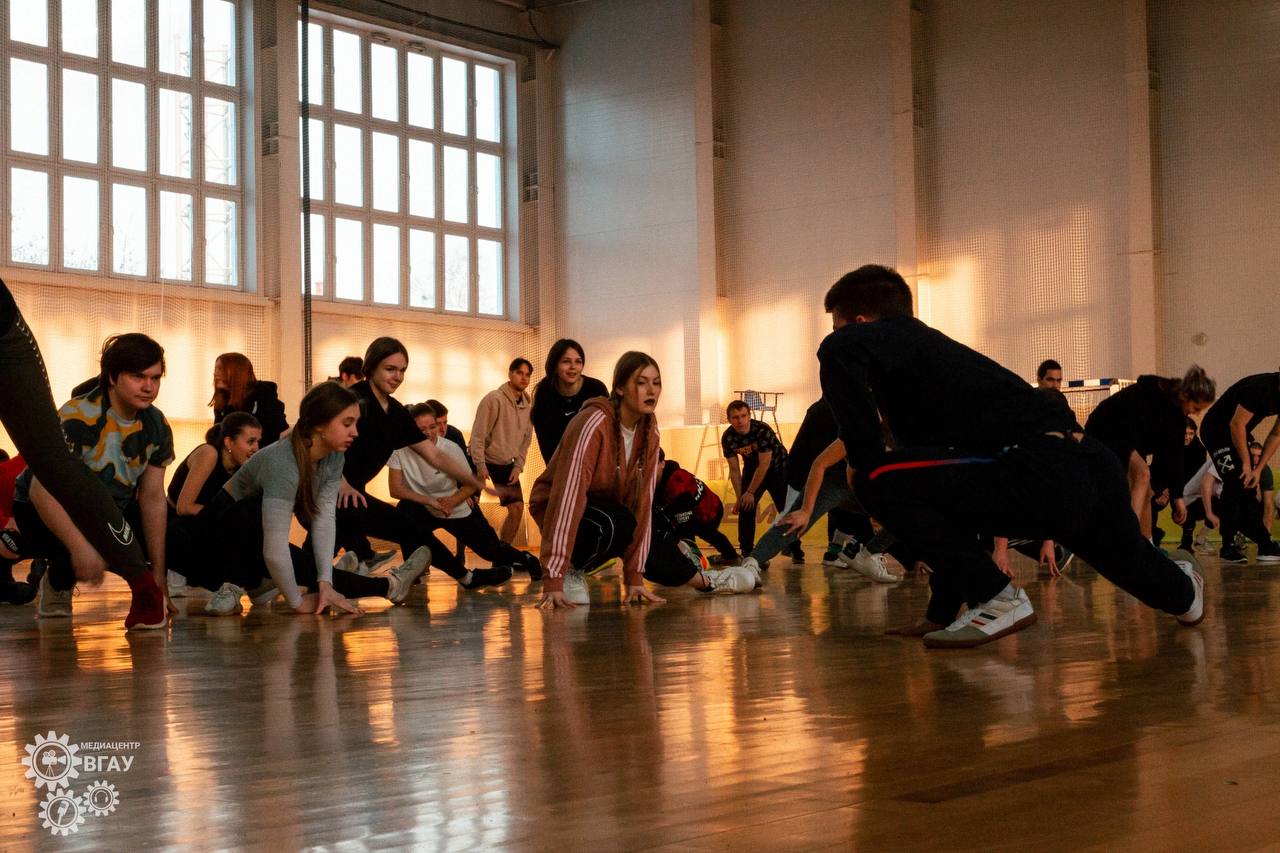 Межвузовская зарядка с двухкратным Чемпионом Мира по спортивной аэробике Антоном Колобовым