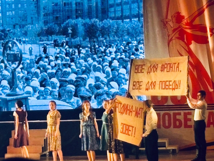 Наши студенты посетили концерт «Шёл солдат, преград не зная»!