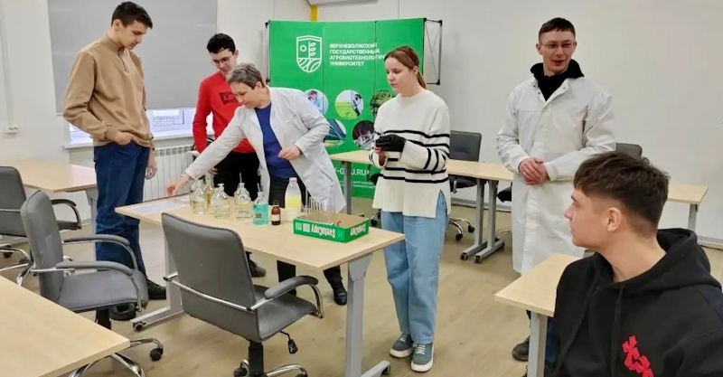 Десятиклассники Китовской средней школы изучали удивительные свойства молока на занятии «Химия молока»!