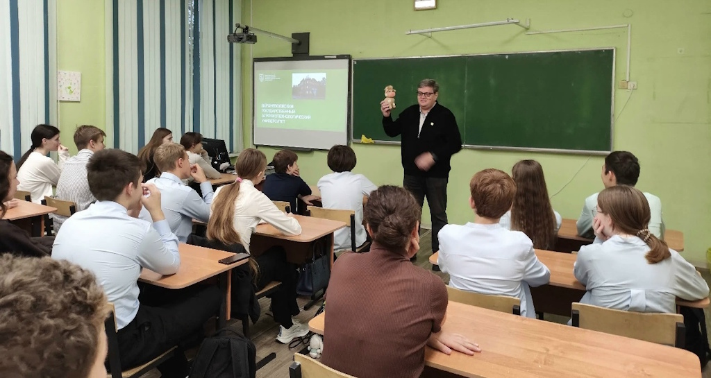 Алексей Евгеньевич Колганов, доцент Института ветеринарной медицины и биоинженерии, кандидат сельскохозяйственных наук, провёл профориентационную встречу с обучающимися МБОУ «Лицея № 6» г.Иваново!