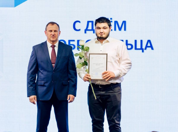 Глава города Александр Шаботинский торжественно вручил общественные награды нашим добровольцам