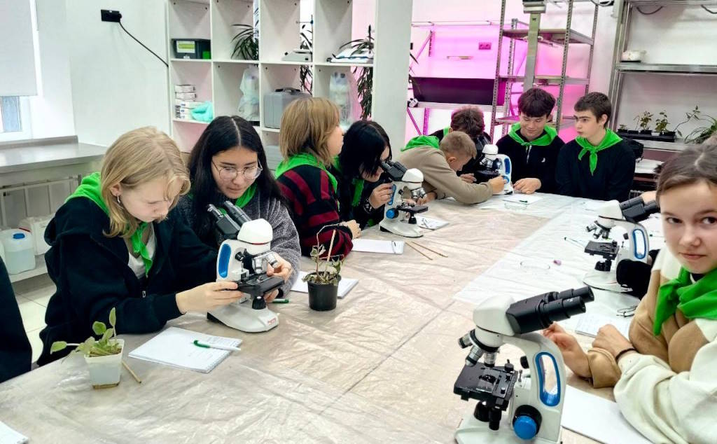 Декан агрофакультета ВГАУ Оксана Галкина провела занятие для учеников агроклассов из Ивановской области в центре «СОЛЯРИС».