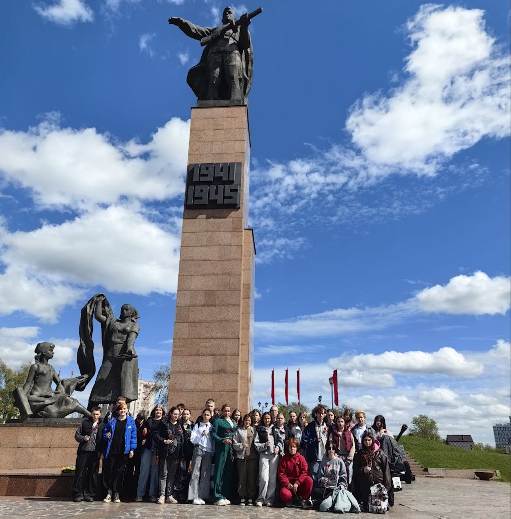 Возложение цветов к памятнику воинов Великой Отечественной войны!