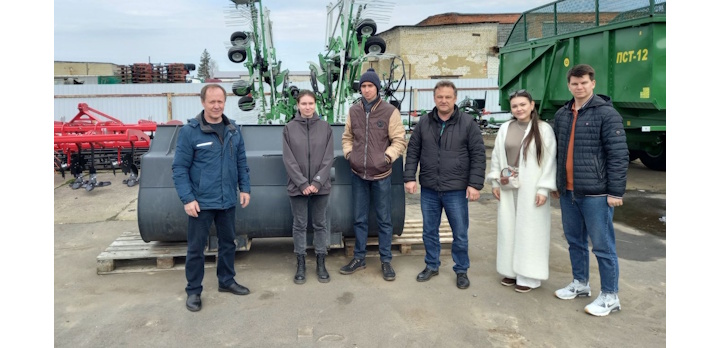 Наши магистранты вместе с заведующим кафедрой Терентьевым В. В. и ассистентом Беловой А. А. посетили ООО «Сельхозкомплект»!
