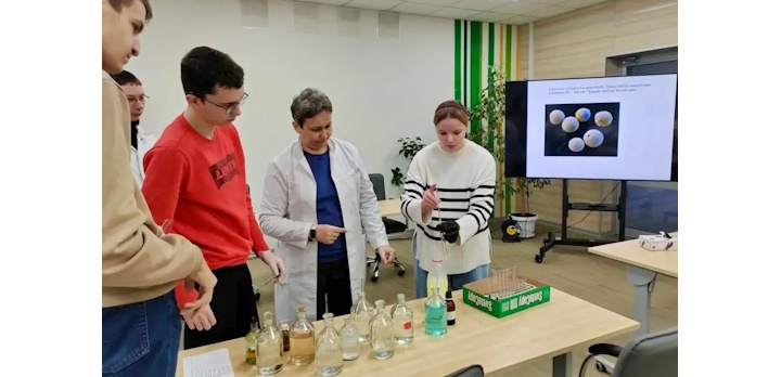 Десятиклассники Китовской средней школы изучали удивительные свойства молока на занятии «Химия молока»!