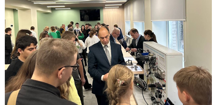 Школьники и их родители на один день окунулись в мир аграрного хозяйства на «Дне открытых дверей»!