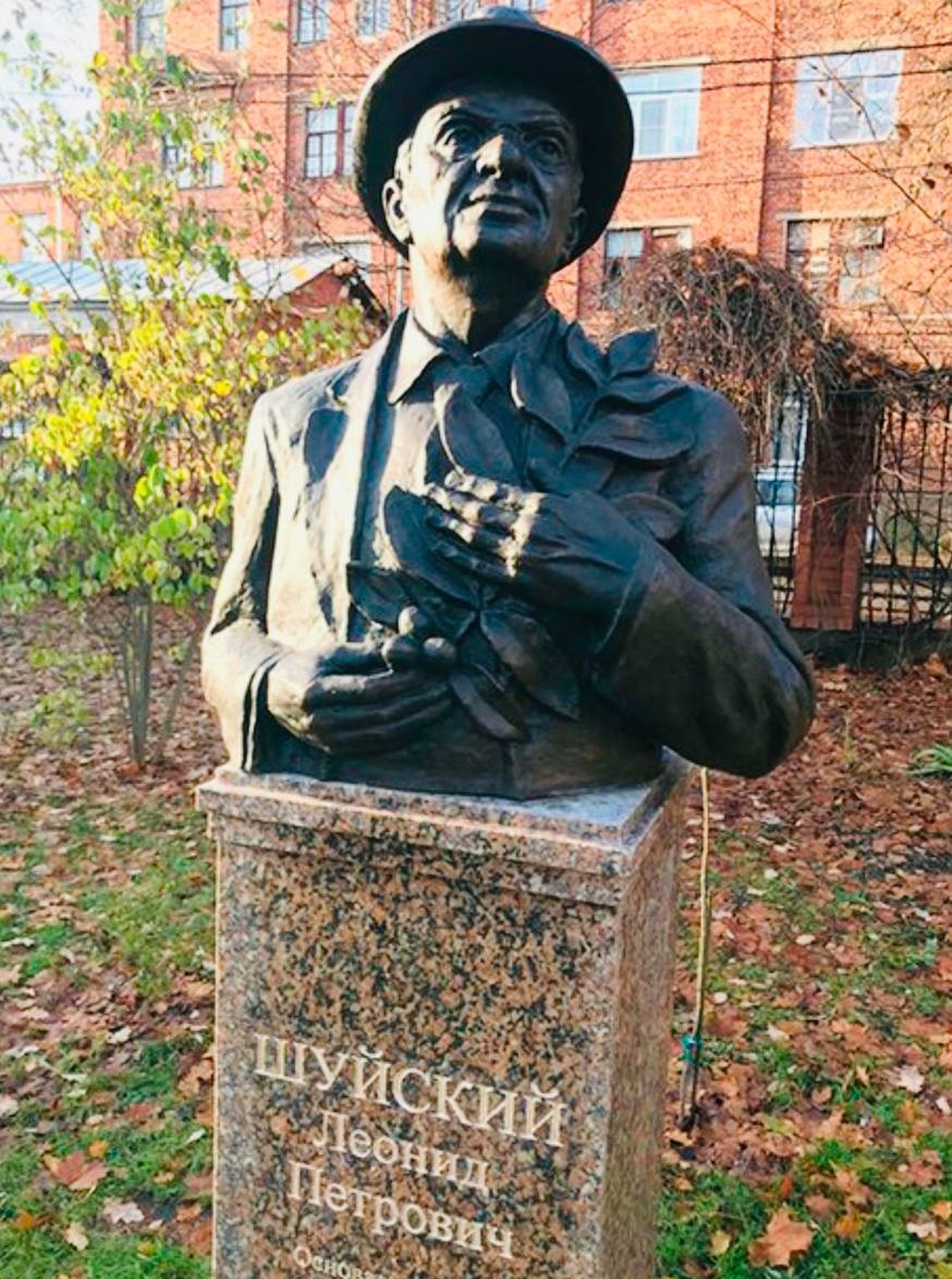 В саду акклиматизации южных растений Агробиотехнологического университета установлен памятник Шуйскому Л. П.